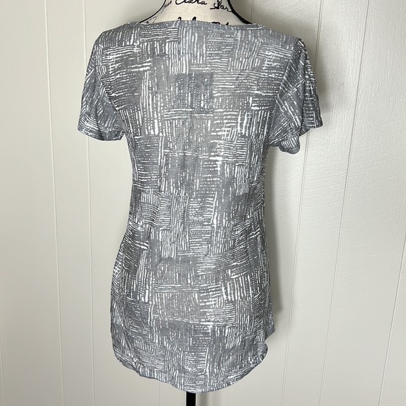 LuLaRoe Classic T - Picture 4 of 4